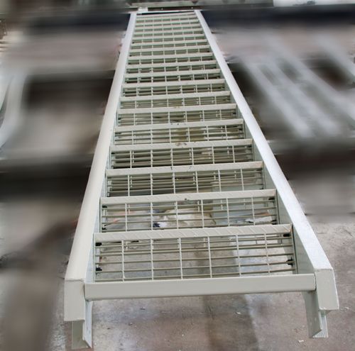 山东三维钢结构公司承接北京站7200kw空冷器管束钢平台加工